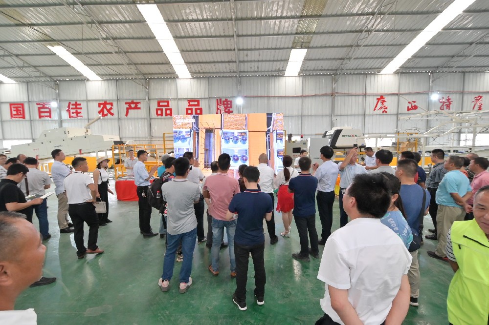 2021年6月29日上午10點(diǎn)“建黨百年特色活動(dòng)·群南柑橘產(chǎn)業(yè)示范區(qū)研發(fā)培訓(xùn)中心柑橘技術(shù)交流會(huì)”在廣西桂潔農(nóng)業(yè)有限公司舉行，交流會(huì)上同期舉辦了綠萌“FRUSCAN 7.0 視覺瑕疵檢測技術(shù)” 現(xiàn)場觀摩會(huì)。在觀摩過程中，與會(huì)人員詳細(xì)地觀看了綠萌宣傳視頻和現(xiàn)場演示，細(xì)致地了解了綠萌 FRUSCAN 7.0 視覺瑕疵檢測技術(shù)對果蔬分